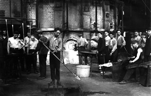 Atelier de verriers au Val Saint-Lambert : des ouvriers autour d’un four de cristallerie, extrait du documentaire projeté dans le forum du musée